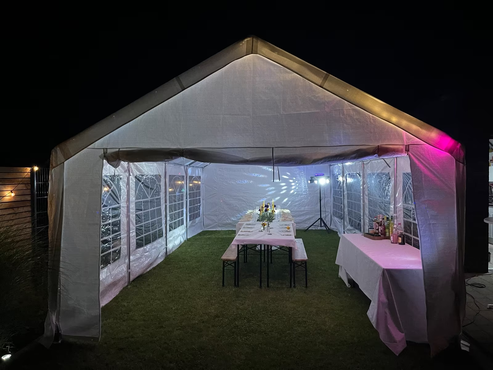 Weißes Partyzelt 4x8m im Garten