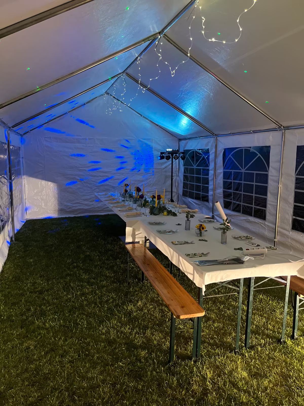 Detailaufnahme goldenes Besteck