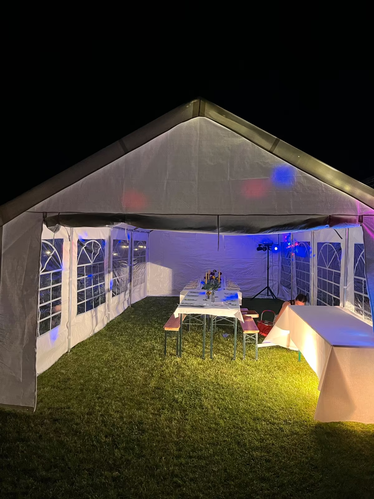 Festlich gedeckte Tafel von oben