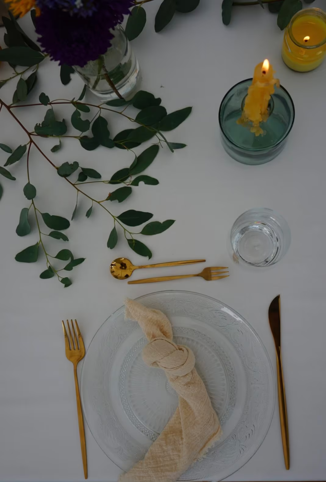 Innenansicht mit Lichtstativ und Bänken